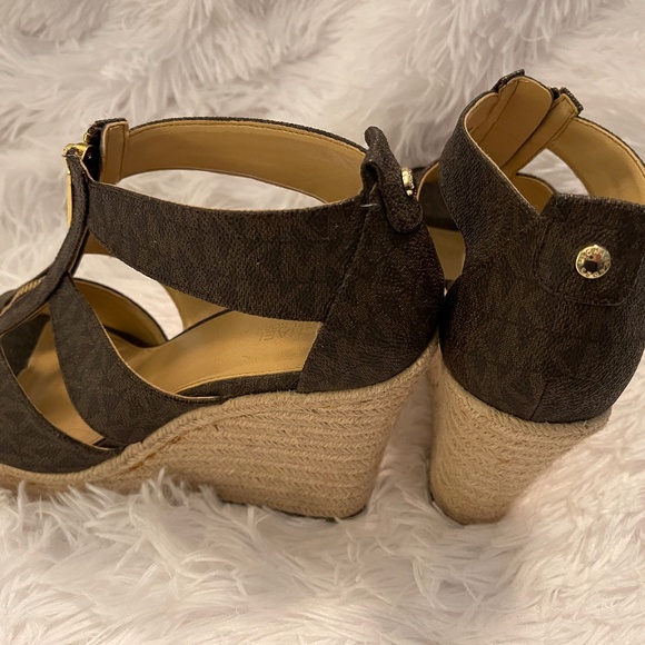 MICHAEL KORS DAMITA WEDGE SIGNATURE SANDALS SIZE 7.5 - Picture 1 of 4